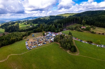 Letecký pohled na závod Strunk Connect Lesák CUP 2025